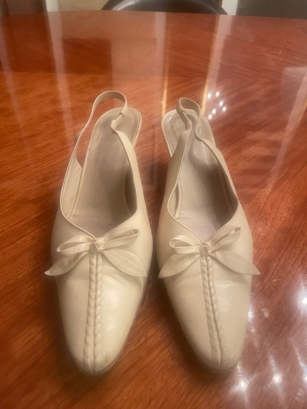 Vera Wang Vintage  Cream Slingback Kitten Heel Pumps with Bow Detail